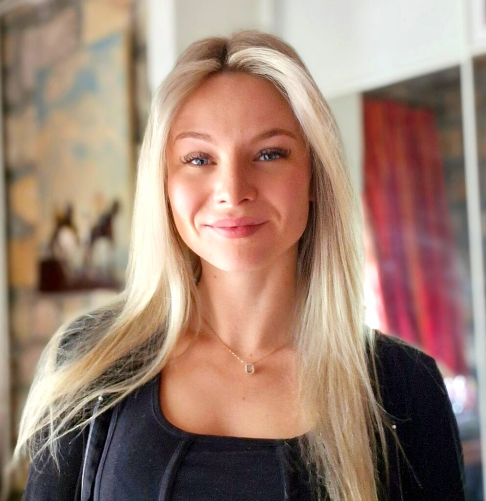 Mélanie éducatrice canine à Marseille Melcys Dogsitting, approche pédagogique, patiente, centrée sur l'harmonie du chien